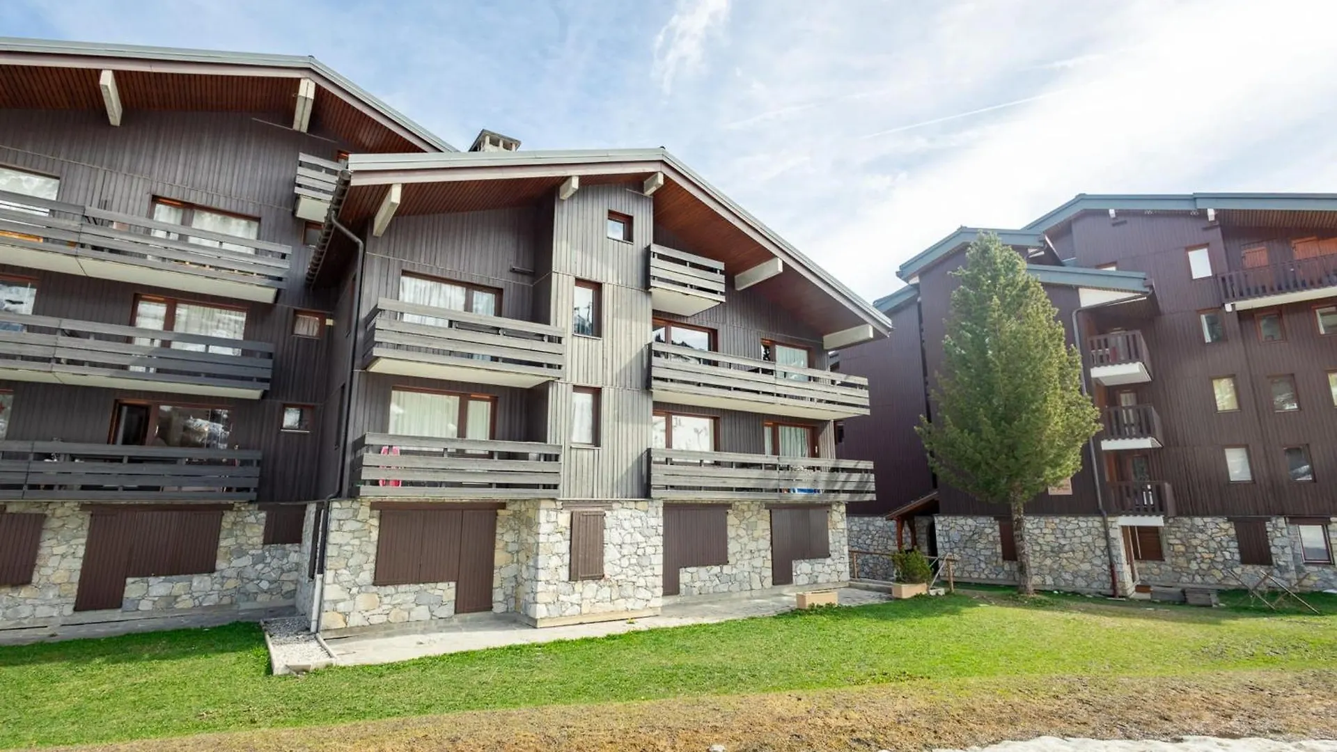 Ski-In Ski-Out 3-Bedroom Duplex Meribel Mottaret